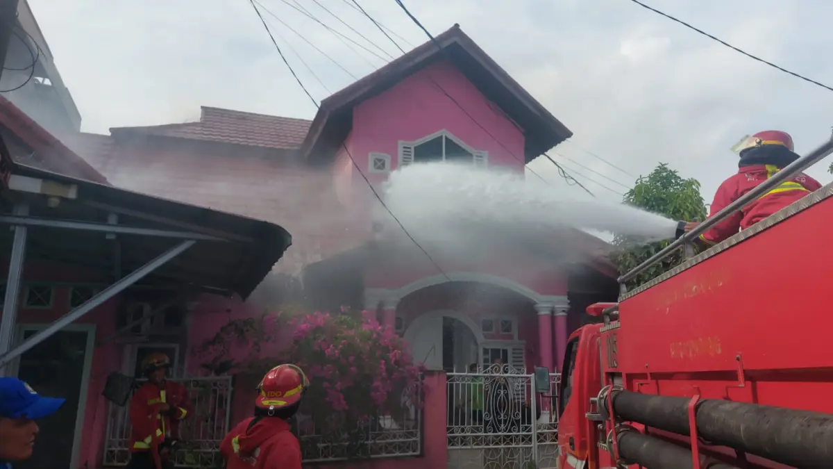 Kebakaran melanda rumah warga di Alai Parak Kopi, Padang, Minggu sore. Satu kamar terbakar dengan kerugian sekitar Rp50 juta.