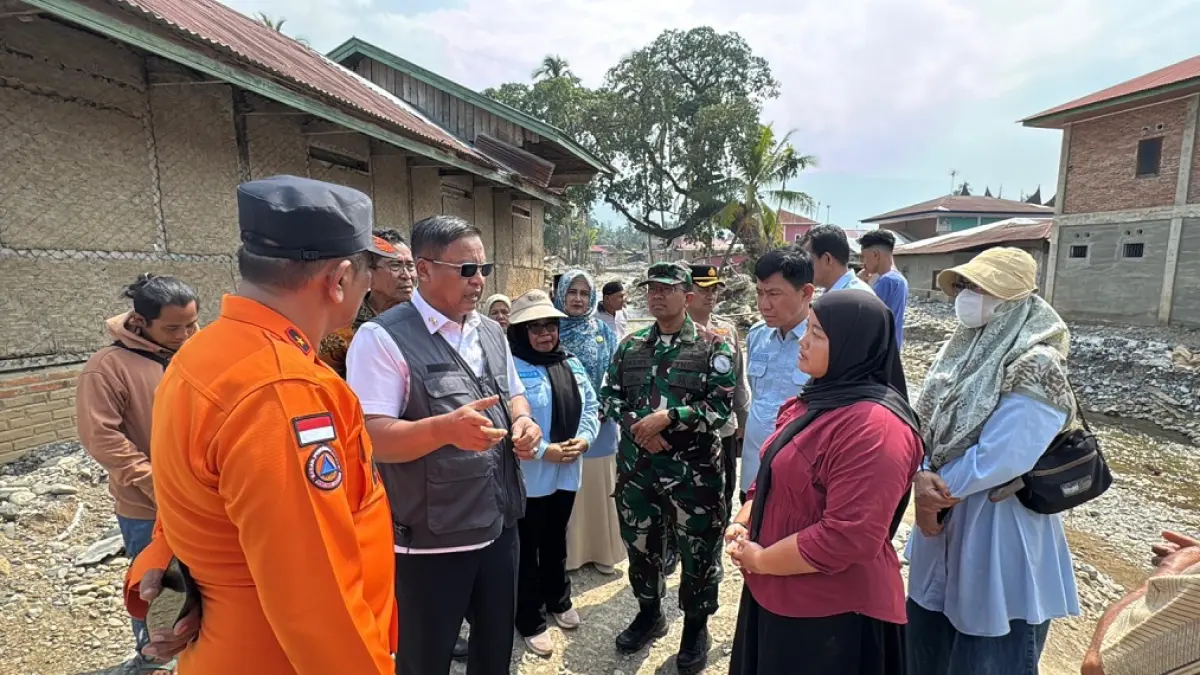 Kepala Posko Nasional Satgas PRR Irjen Pol Wahyu Bintono Hari Bawono memimpin monitoring dan evaluasi percepatan rehabilitasi dan rekonstruksi pascabencana di Kabupaten Solok dan Kota Solok, Kamis (13/8/2026).