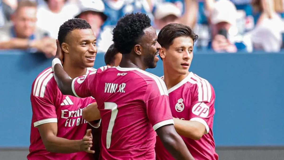 Kylian Mbappe merayakan gol bersama Vinicius dan Guler saat Real Madrid menang 3-0 atas Schalke 04 dan menutup pramusim 2026/2027 tanpa kekalahan.(Foto: Antonio Villalba/ Real Madrid)