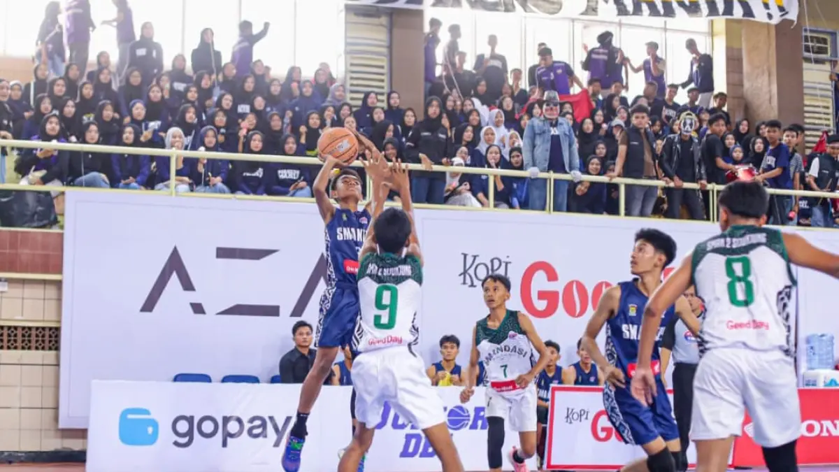 Pemain SMAN 10 Padang berusaha melewati pertahanan SMAN 2 Sijunjung pada Honda DBL 2026 West Sumatra di GOR Prayoga Padang.(DBL for Padek)