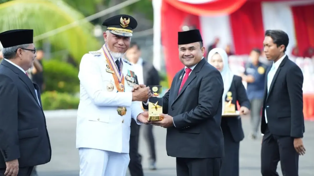 Sekdako Padang Raju Minropa menerima penghargaan Terbaik I Anugerah Adinata Syariah Sumatera Barat 2026 di Istana Gubernur.(Foto: Diskominfo)