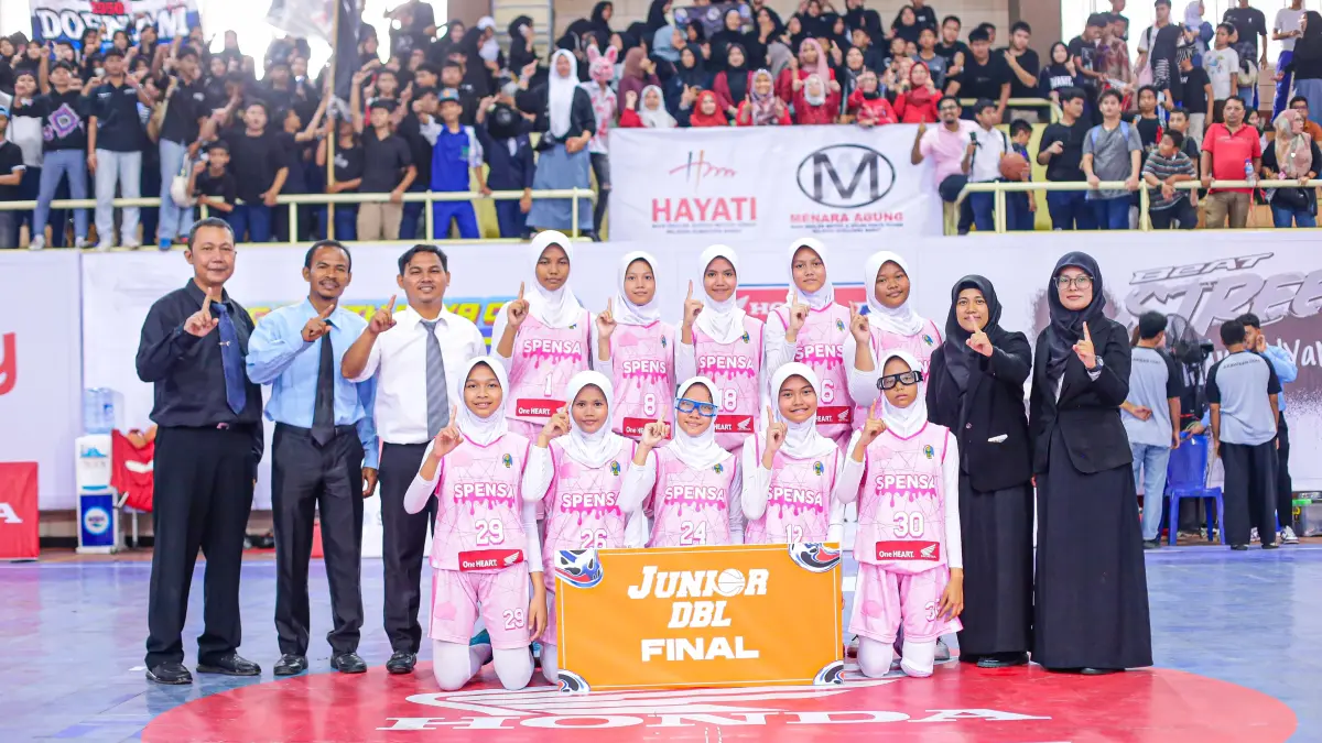 Tim putri SMPN 1 Padang menang atas SMPN 7 Padang dengan skor 74-19 dan melaju ke final Junior DBL Padang 2026.(Foto: DBL for Padek)