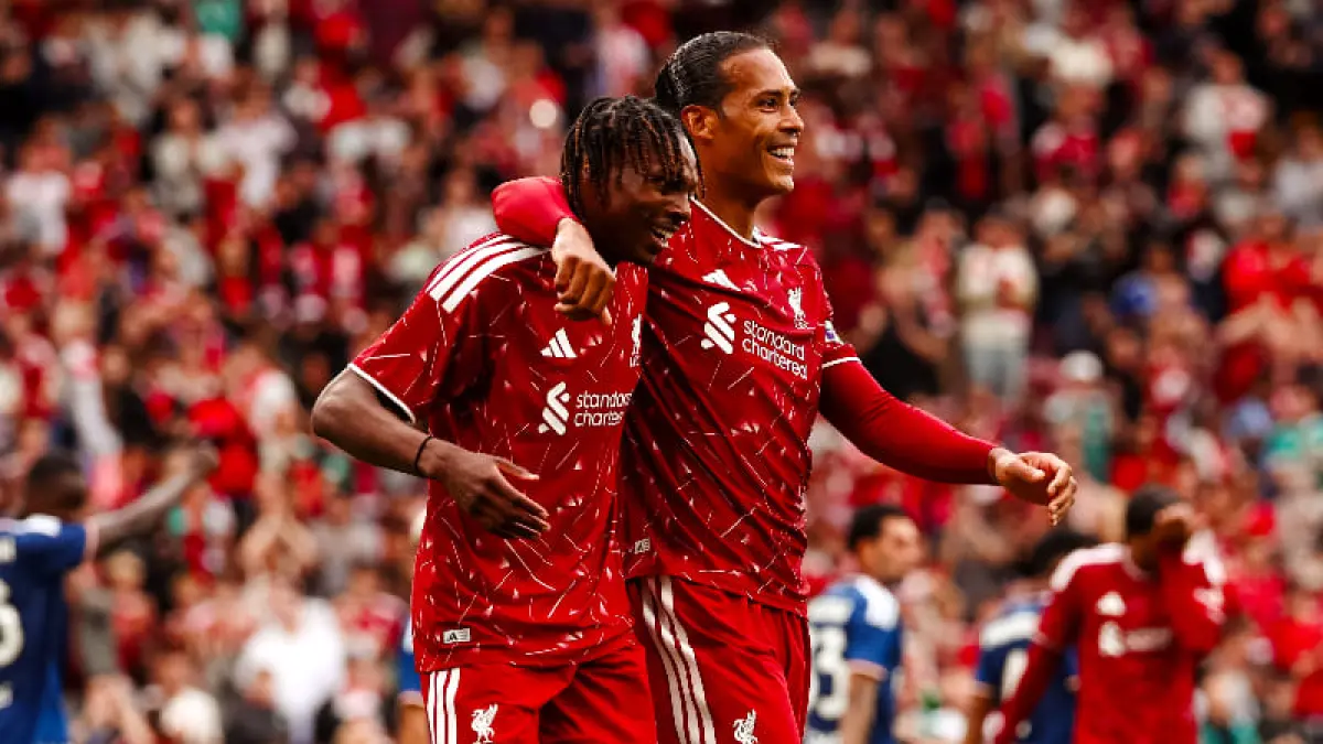 Virgil van Dijk merayakan gol Jeremy Jacquet saat Liverpool mengalahkan Como 1907 dengan skor 2-0 pada laga pramusim di Anfield. (Foto: X @LFC)