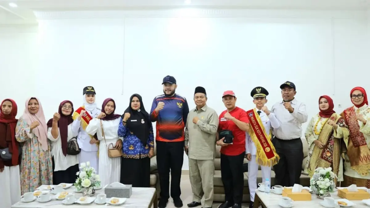Wali Kota Padang Fadly Amran menerima audiensi orang tua 10 atlet asal Padang yang akan memperkuat Sumbar pada Pesonas II 2026.(Foto: Diskominfo)