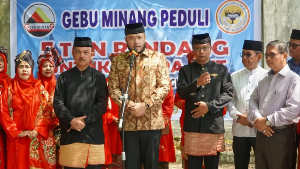 Wali Kota Padang Fadly Amran menghadiri kegiatan memasak rendang oleh LKAAM dan Gebu Minang Sumbar. (Foto: Diskominfo)