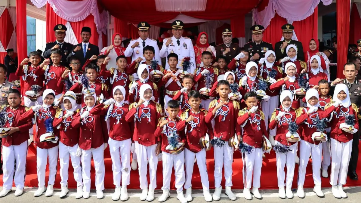 Wali Kota Pariaman Yota Balad foto bersama usai mengikuti upacara peringatan HUT ke-81 Kemerdekaan RI di Kota Pariaman, Senin (17/8/2026).