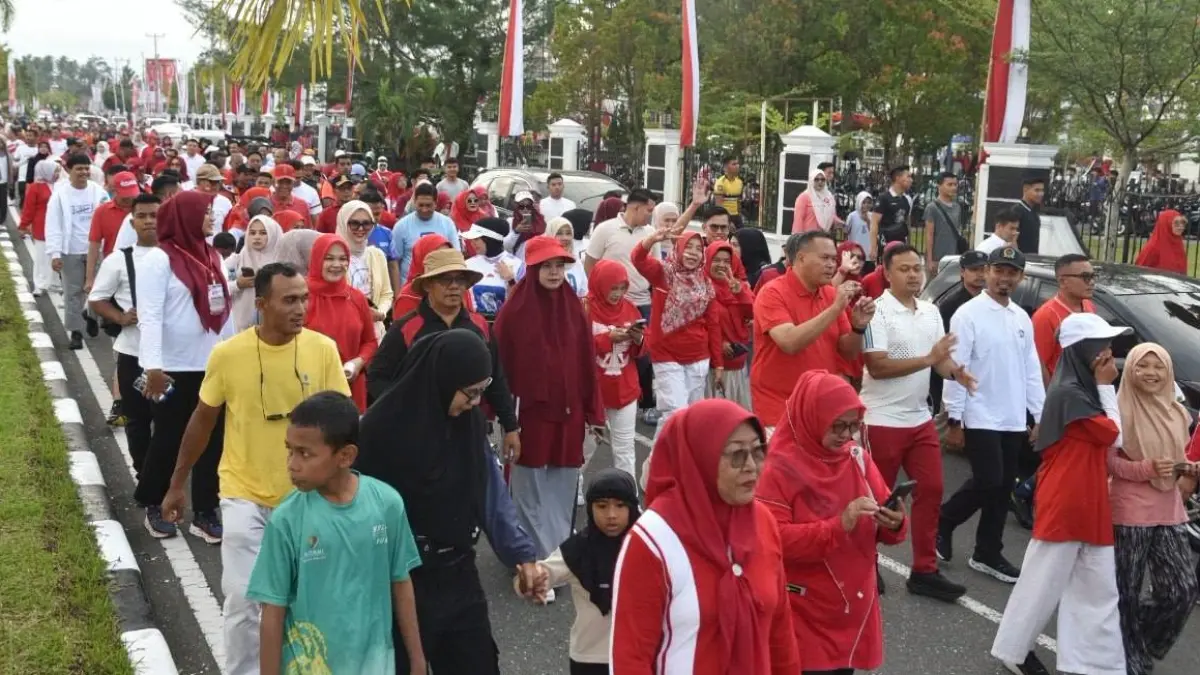 Walikota Yota Balad bersama masyarakat mengikuti Minggu Bebas Emisi dan Jalan Sehat Berhadiah start dari Halaman Balaikota Pariaman, Minggu (16/8/2026),