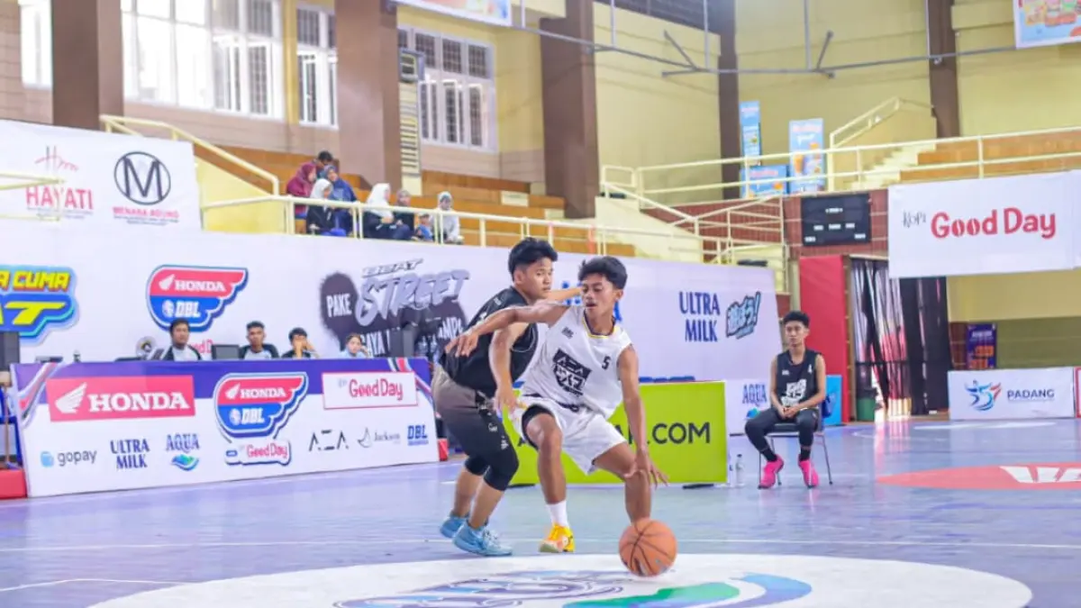 Aksi pemain SMAN 1 Harau saat menghadapi SMAN 3 Painan pada laga AZA 3X3 Competition 2026. (Foto: DBL for Padek)