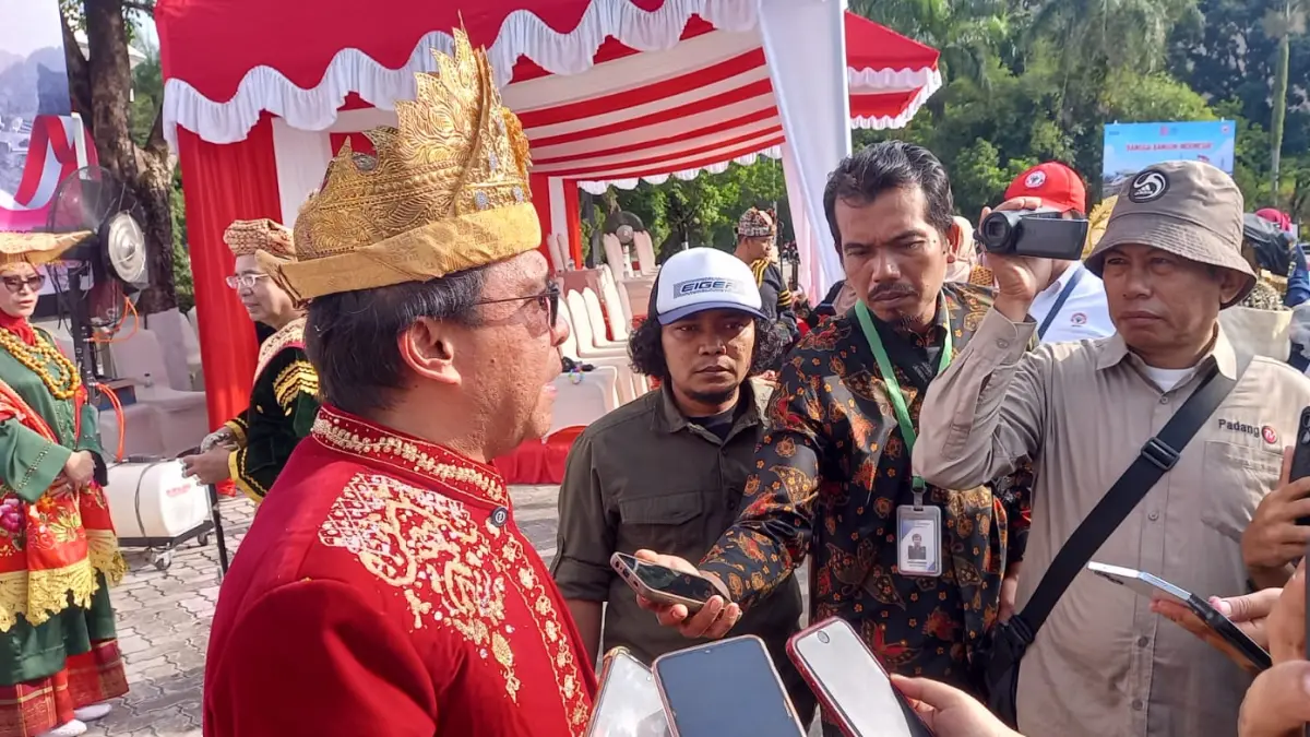 Direktur Utama PT Semen Padang Pri Gustari Akbar saat diwawancarai wartawan usai menjadi pembina upacara peringatan HUT ke-81 Republik Indonesia di Lapangan Plaza Kantor Pusat PT Semen Padang, Senin (17/8/2026).