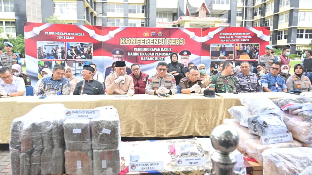 Gubernur Sumatera Barat Mahyeldi bersama jajaran Forkopimda saat konferensi pers pengungkapan kasus narkotika dan pemusnahan barang bukti di halaman Mapolda Sumbar, Selasa (18/8/2026).