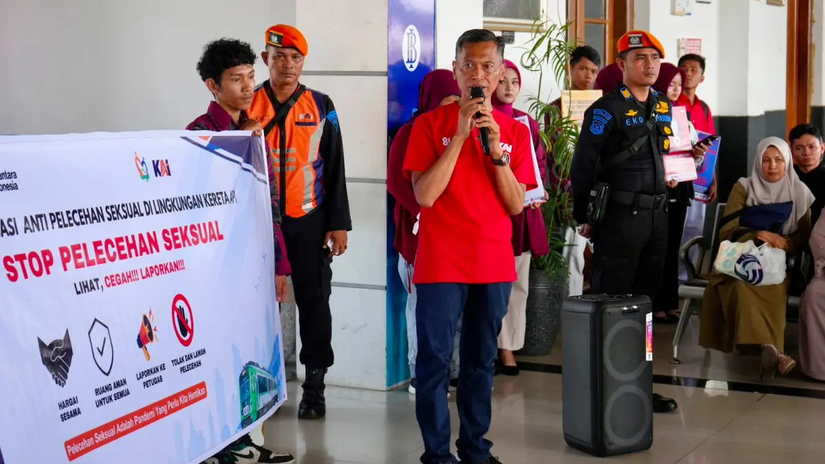 Kepala KAI Divre II Sumbar Lutfi Wijaya memberikan penjelasan saat sosialisasi antipelecehan seksual di Stasiun Padang, Selasa (18/8/2026).