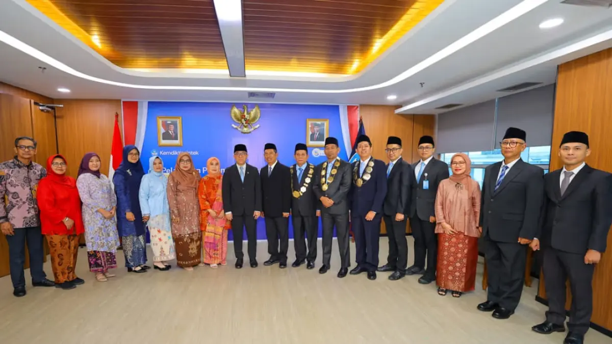 Mendiktisaintek Brian Yuliarto bersama pimpinan PTN dan pejabat Kemdiktisaintek yang dilantik di Jakarta, Selasa 18 Agustus 2026.(Foto: Humas Kemdiktisaintek)