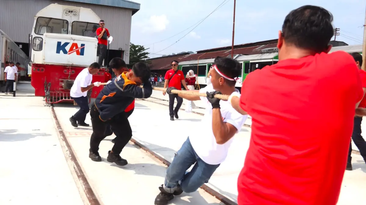 Pegawai KAI Divre II Sumbar menarik lokomotif BB 203 berbobot sekitar 42 ton dalam perlombaan HUT ke-81 Kemerdekaan RI di Balai Yasa Padang, Selasa (18/8/2026).