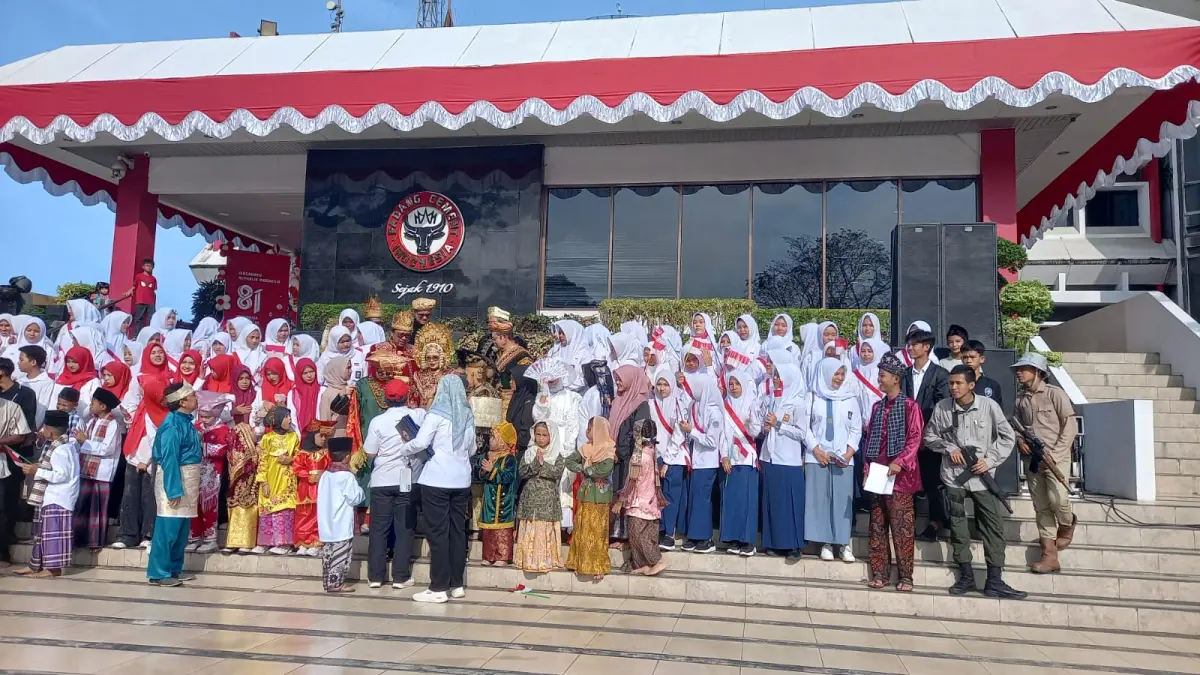Pelajar Semen Padang School berfoto bersama usai menampilkan drama teatrikal dalam rangkaian peringatan HUT ke-81 Kemerdekaan RI di Plaza Kantor Pusat PT Semen Padang, Senin (17/8/2026).