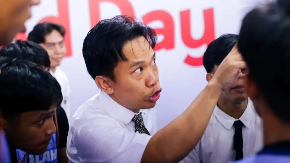 Pelatih Ade Putra Utama tengah memberikan arahan kepada skuad MA Ar-Risalah Padang di Honda DBL with Kopi Good Day 2026 West Sumatra. (Foto: DBL)