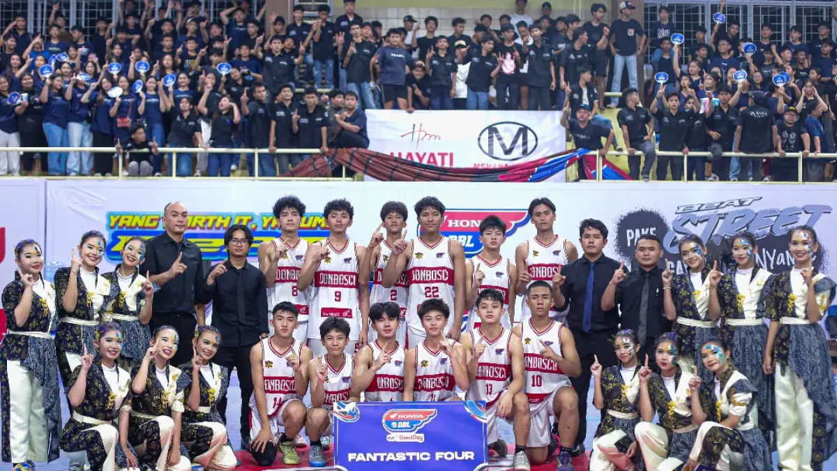Pemain SMA Don Bosco Padang berlaga melawan SMAN 1 Solok pada Honda DBL Sumbar 2026 di GOR Prayoga Padang. (Foto: DBL for Padek)