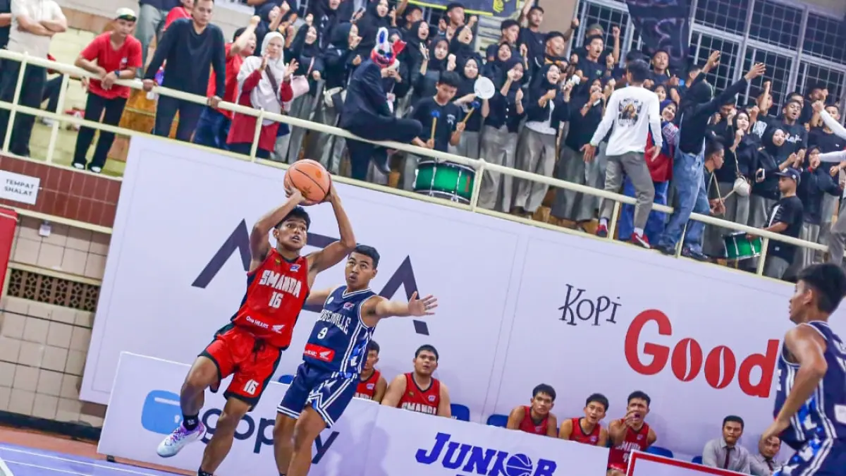 Pemain SMAN 2 Bukittinggi berusaha melewati penjagaan pemain SMAN 1 Payakumbuh pada Honda DBL 2026 West Sumatera di GOR Prayoga Padang.(Foto: DBL for Padek)