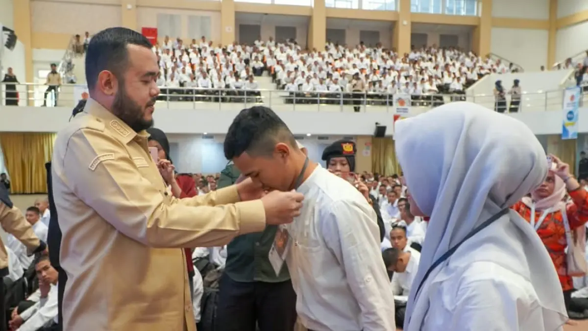 Pemasangan cocarde kepada mahasiswa baru oleh Wali Kota Padang Fadly Amran.(Foto: Diskominfo)