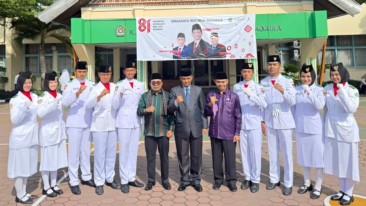 Sembilan anggota Paskibra MAN 2 Padang bertugas sebagai Pasukan Pengibar Bendera pada upacara HUT ke-81 Kemerdekaan RI di Kanwil Kemenag Sumbar, Senin (17/8/2026).