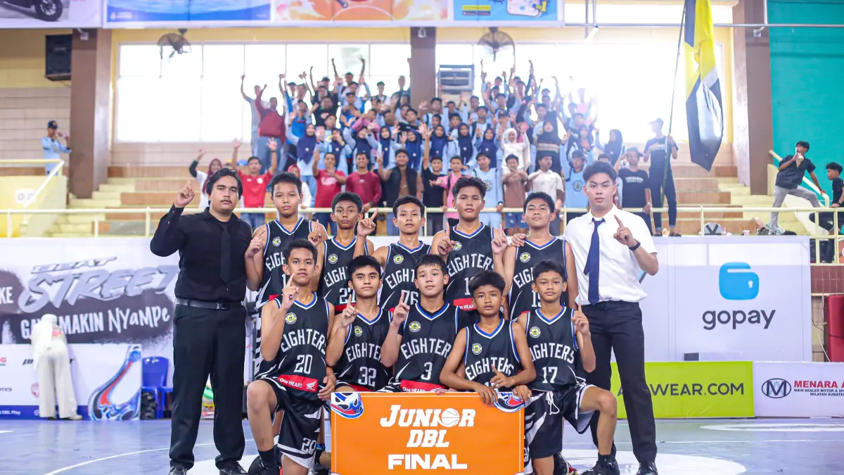 SMPN 8 Padang mengalahkan SMPN 1 Padang 57-39 pada babak perebutan tiket final Junior DBL Padang 2026.(Foto: DBL for Padek)