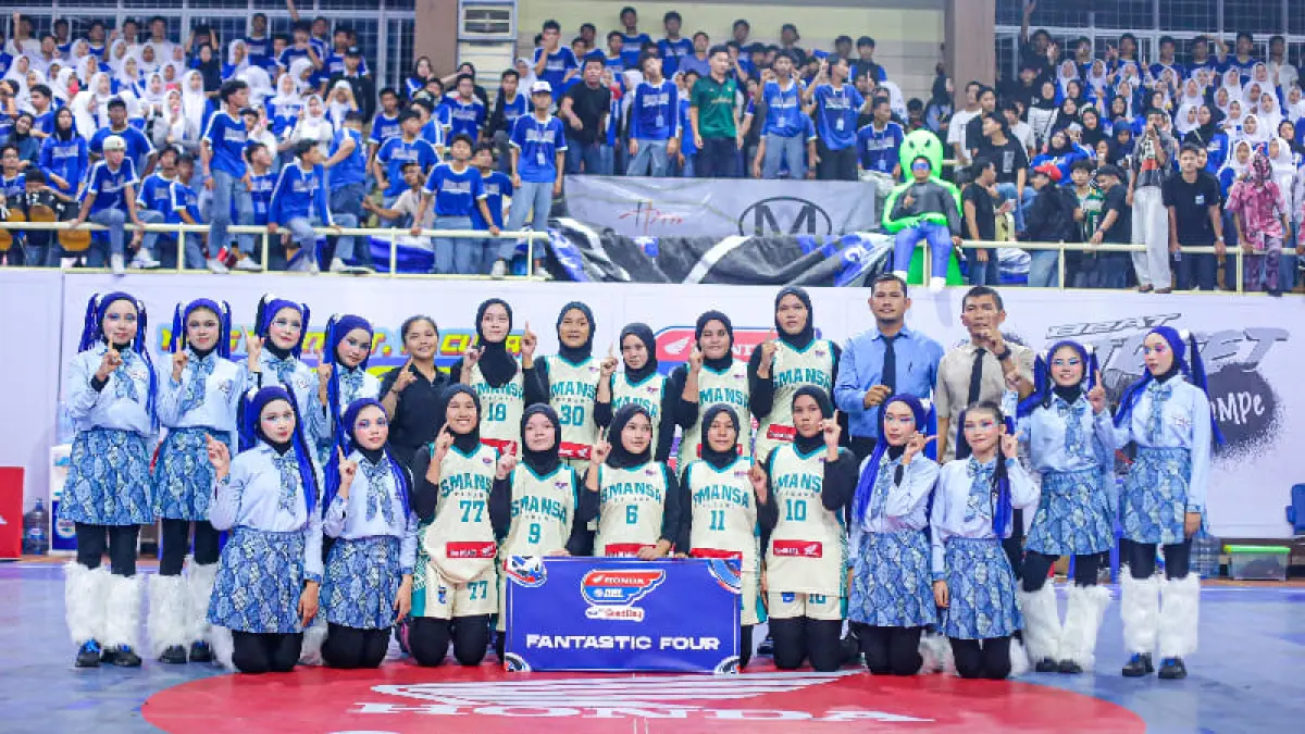 Tim putri SMAN 1 Padang ke babak Fantastic Four Honda DBL With Kopi Good Day 2026 West Sumatra setelah menumbangkan SMAN 3 Padang dengan skor 28-9. (Foto: DBL for Padek)