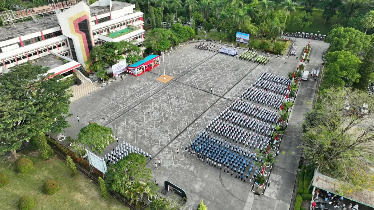 Upacara peringatan HUT ke-81 Kemerdekaan RI di Plaza Kantor Pusat PT Semen Padang terlihat dari udara, Senin (17/8/2026).
