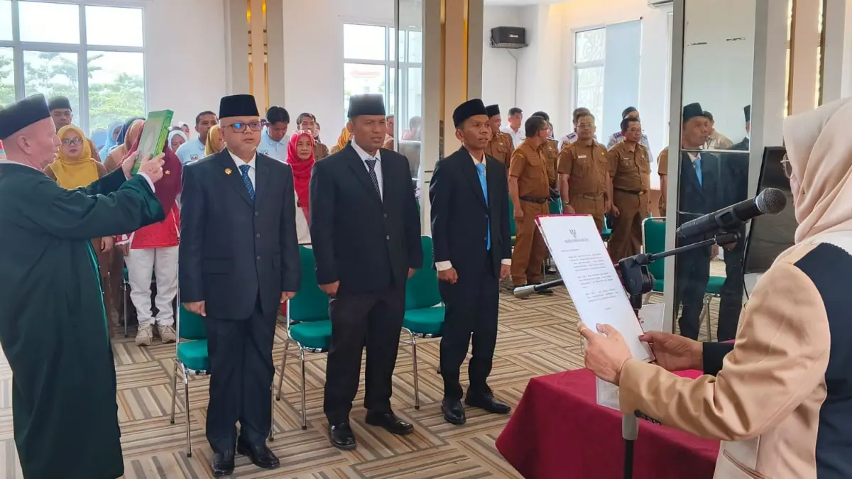 Wakil Bupati Dharmasraya Leli Arni membacakan sumpah jabatan tiga pejabat pimpinan tinggi pratama dalam pelantikan dan pengambilan sumpah jabatan di Aula Kantor Bupati Dharmasraya, Selasa (18/8/2026).
