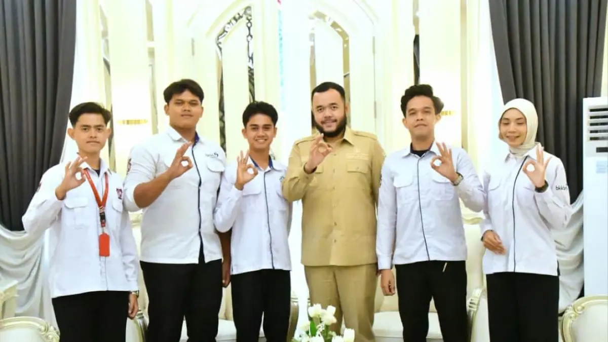Wali Kota Padang Fadly Amran saat menerima audiensi Muhamad Fakhri, Duta GenRe Sumbar, di Padang.(Foto: Diskominfo)