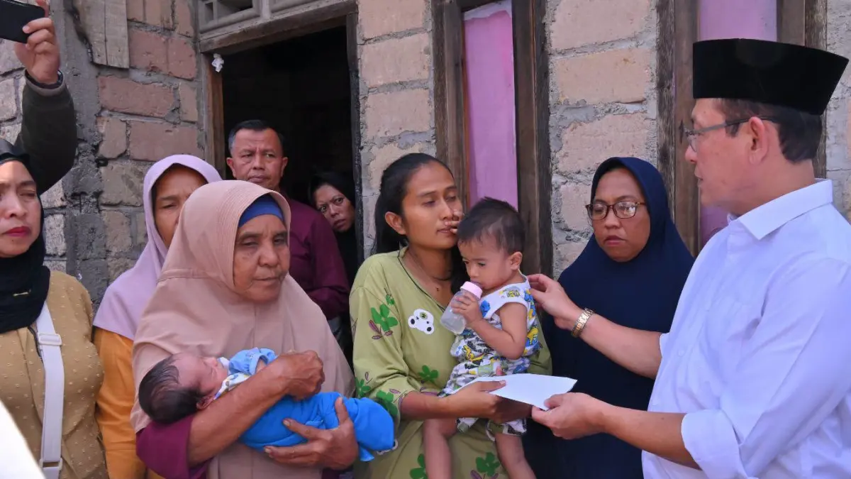 Wali Kota Payakumbuh Zulmaeta menyerahkan bantuan Baznas sebesar Rp12 juta kepada enam keluarga terdampak kebakaran di Kelurahan Padang Tiakar, Kecamatan Payakumbuh Timur, Senin (17/8/2026).