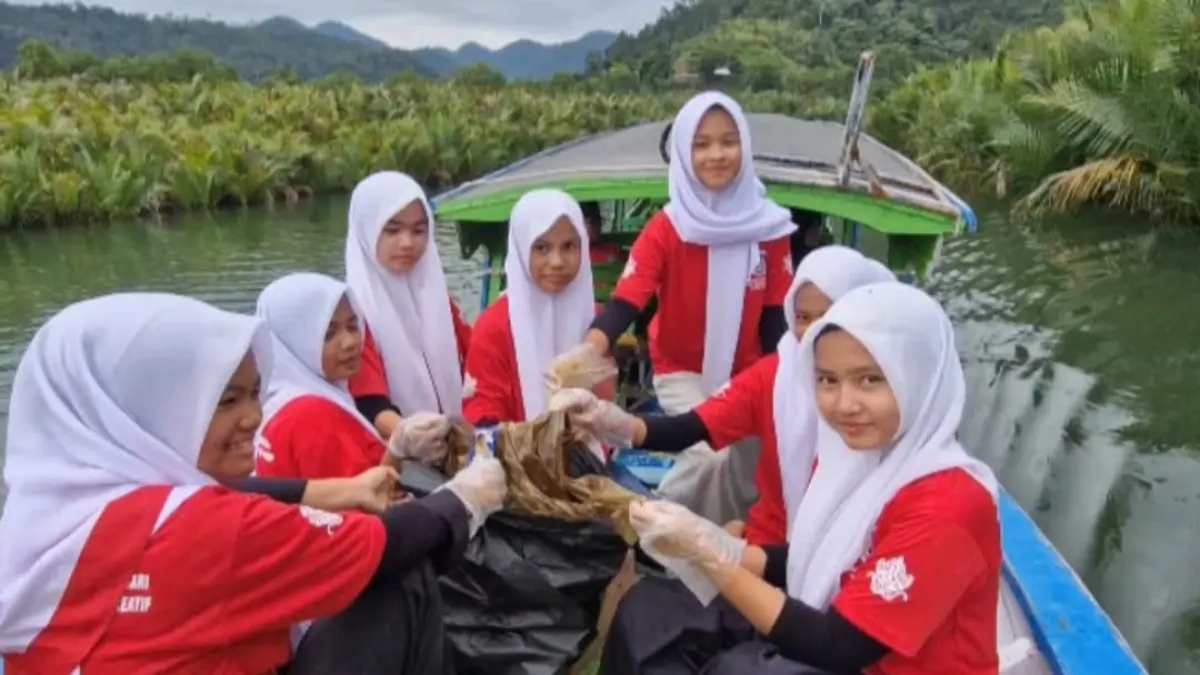 Anak-anak Mandeh memungut sampah di kawasan mangrove dalam kegiatan edukasi lingkungan bersama tim PPUB UNP. (Foto: Tim PPUB)