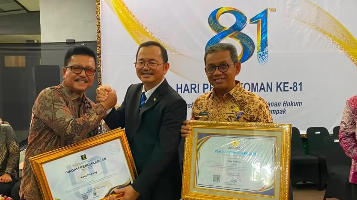 Asisten Pemerintahan dan Kesra Setda Kota Padang, Tarmizi Ismail, menerima penghargaan dari Plt. Kepala Kanwil Hukum Provinsi Sumatera Barat, Alpius Sarumaha, di Kantor Kanwil Hukum Provinsi Sumatera Barat.(Foto: Diskominfo)