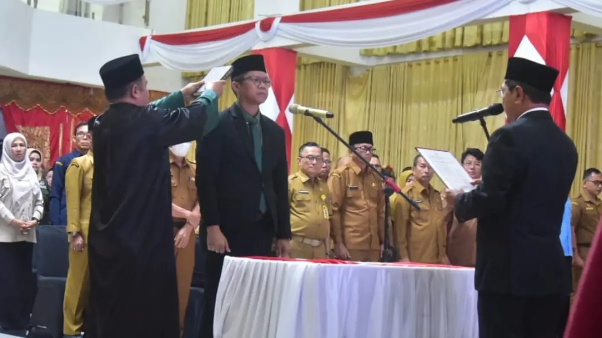 Bupati Padangpariaman John Kenedy Azis melantik Hendra Aswara sebagai Sekda Kabupaten Padangpariaman. (Foto: Diskominfo)