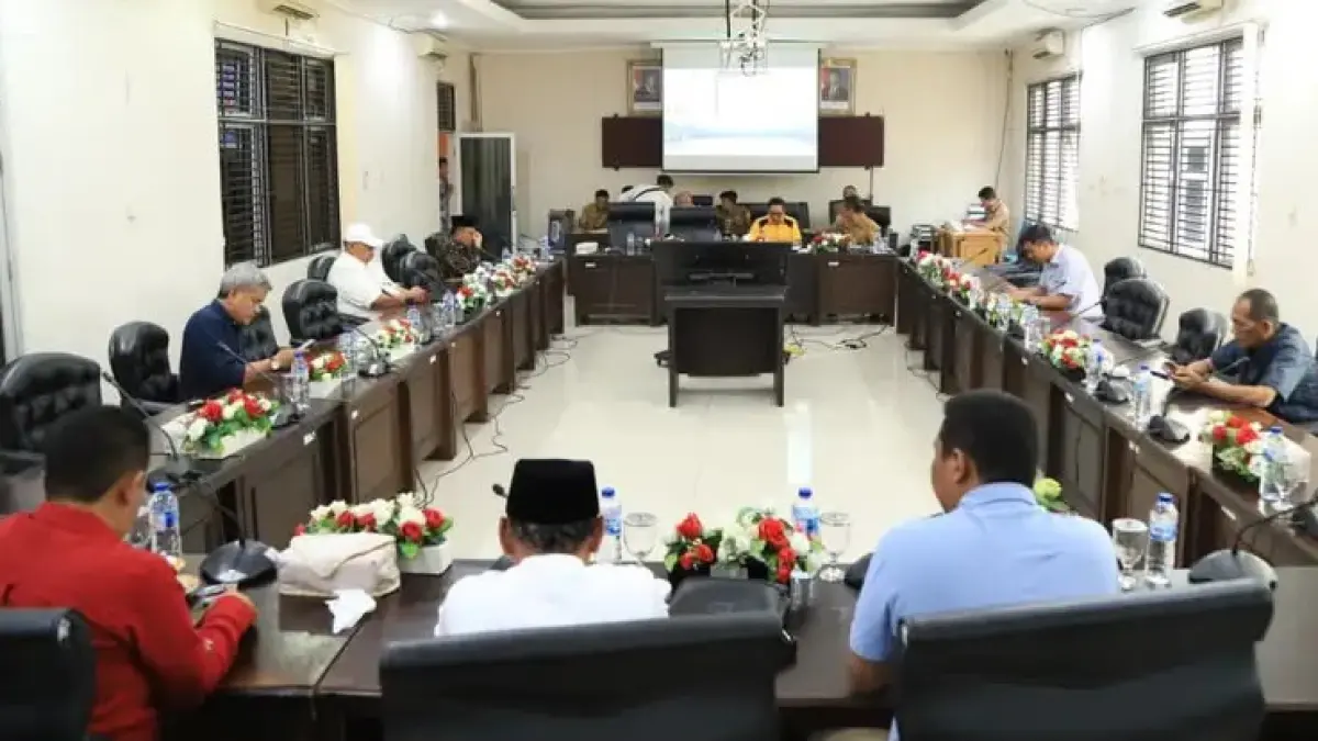 DPRD Kota Solok mematangkan PPAS Perubahan APBD 2026. Tiga komisi menyerahkan laporan hasil pembahasan kepada pimpinan DPRD.