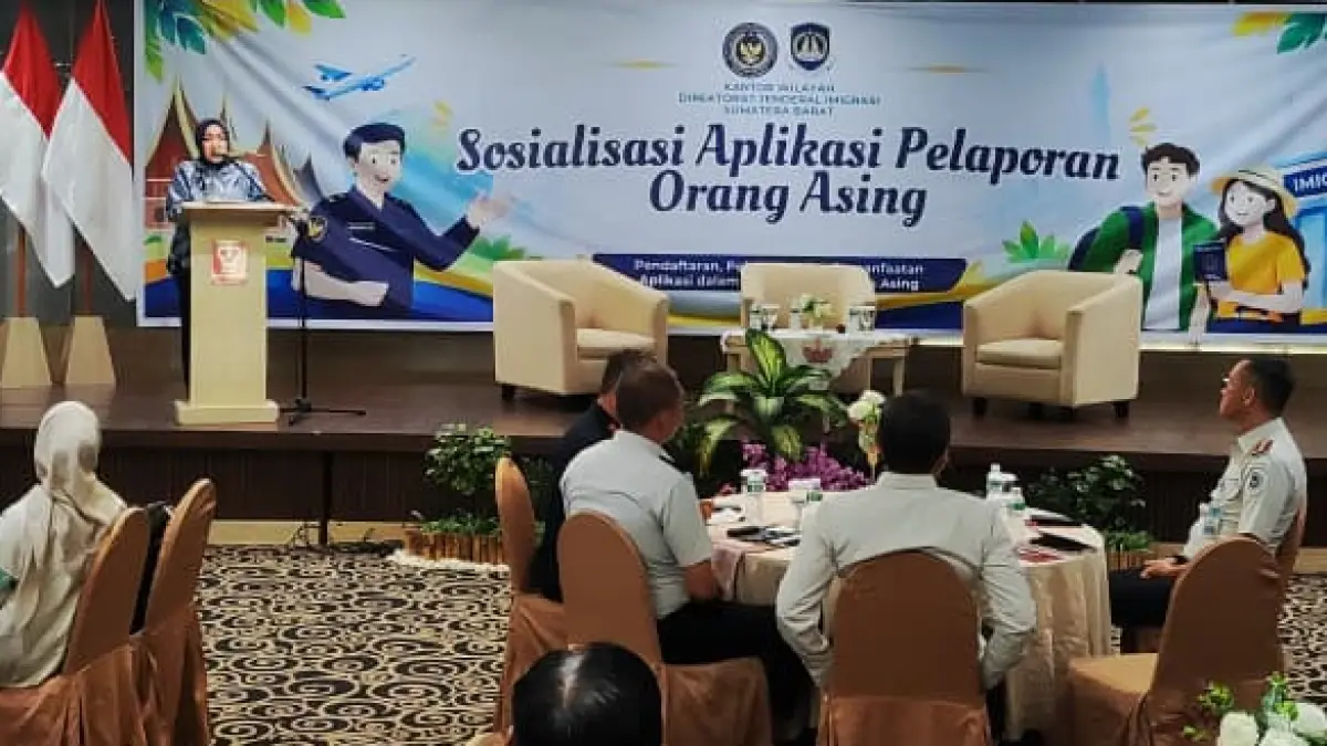 Ketua PHRI Sumatera Barat, Rina Pangeran, saat sosialisasi Aplikasi Pelaporan Orang Asing (APOA) di Hotel Pangeran Beach, Padang, Rabu (19/8/2026).