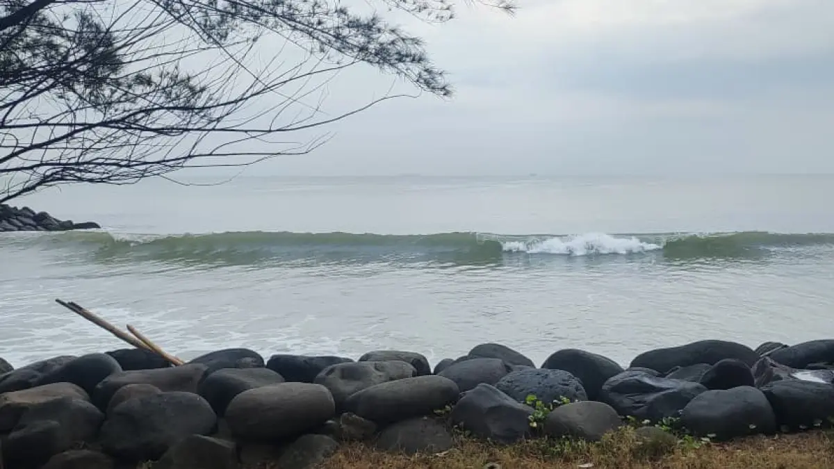 Kondisi gelombang laut di kawasan Pantai Padang, Rabu (19/8/2026). BMKG memprakirakan gelombang hingga 2,5 meter di sejumlah perairan Sumbar pada 20–23 Agustus 2026. (Randi Z/Padeks)