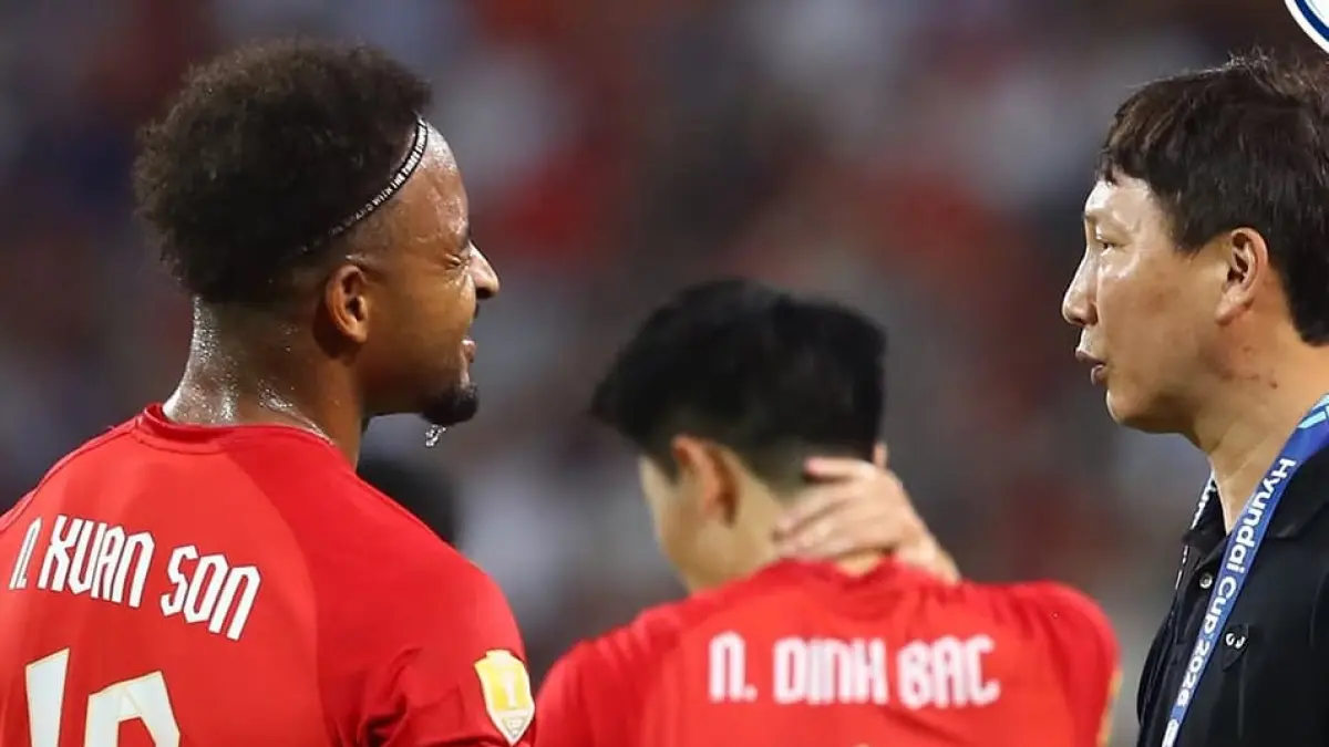 Nguyễn Xuân Son (kiri) mencetak gol untuk Vietnam saat menghadapi Malaysia di semifinal ASEAN Hyundai Cup 2026 di Stadion Mỹ Đình, Hanoi. (Foto: Instagram @aseanutdfc)