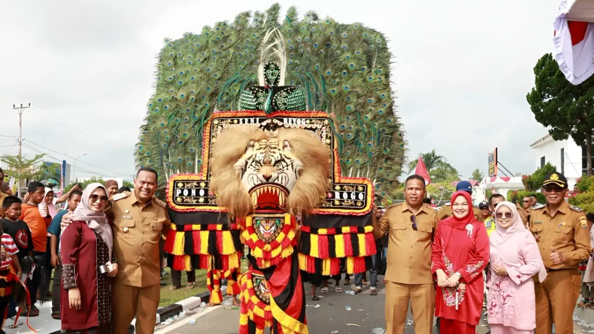 Pawai Alegoris HUT ke-81 Kemerdekaan Republik Indonesia di Kota Pariaman, Sumatera Barat, Selasa (18/8/2026).