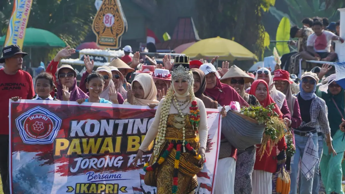 Pawai HUT ke-81 Republik Indonesia di Lapangan Blok E Sitiung 1, Kecamatan Tiumang, Kabupaten Dharmasraya, Selasa (18/8/2026).