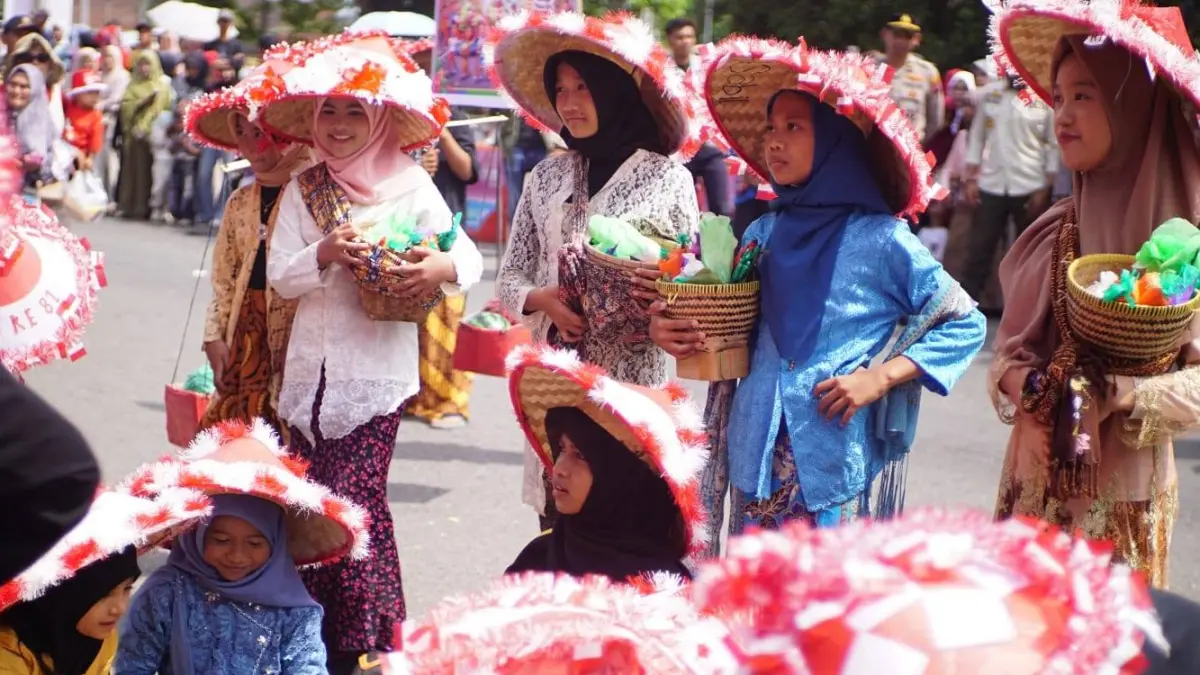 Peserta menampilkan berbagai kreasi budaya dan produk UMKM dalam pawai alegoris HUT ke-81 Kemerdekaan RI di Pulau Punjung, Kabupaten Dharmasraya, Rabu (19/8/2026).