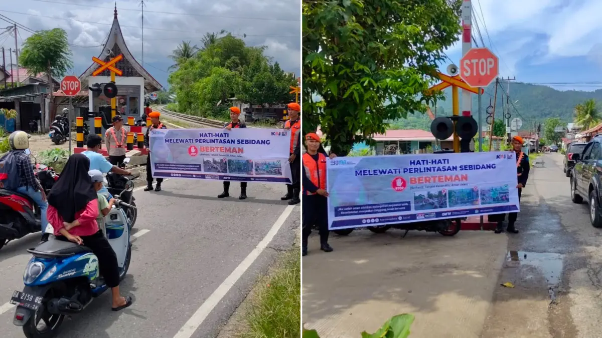 Petugas KAI Divre II Sumbar memberikan edukasi keselamatan kepada pengguna jalan di perlintasan sebidang pada Rabu (19/8/2026).
