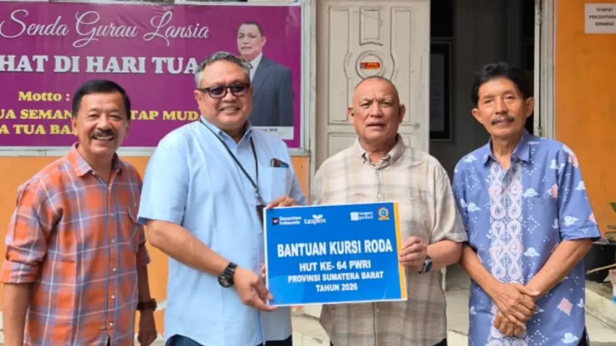 PT TASPEN (Persero) Kantor Cabang Padang menyerahkan bantuan satu kursi roda kepada PWRI Sumatera Barat untuk diteruskan ke PSTW Sabai Nan Aluih Sicincin dalam rangka HUT ke-64 PWRI.(Foto: Humas)