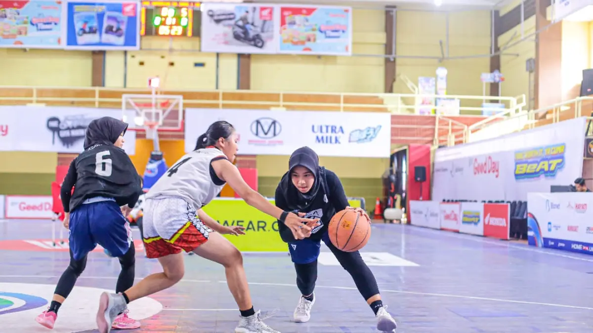 SMAN 1 Koto Baru tampil dominan dan menang saat berhadapan dengan SMA Xaverius Bukittinggi. (Foto: DBL for Padek)