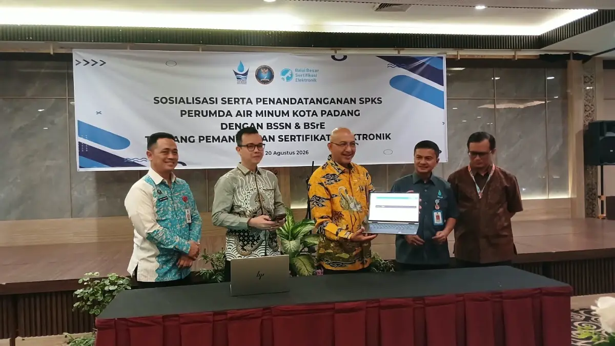 Perumda Air Minum Kota Padang menggandeng Badan Siber dan Sandi Negara (BSSN) serta Balai Besar Sertifikasi Elektronik (BSrE) untuk memperkuat transformasi digital. Kerja sama tersebut ditandai dengan penandatanganan kerja sama pemanfaatan sertifikat elektronik di Pangeran Beach Hotel Padang, Kamis (20/8). (SURYANI/PADEK)