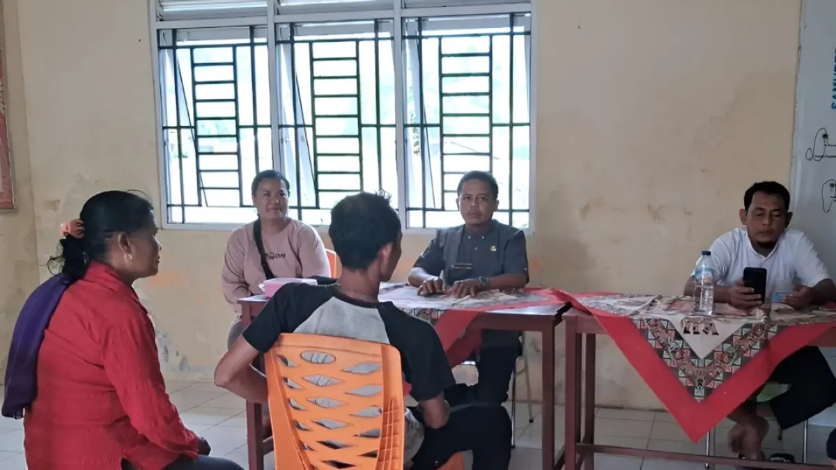 Agen Perlinsos membantu warga melakukan pendaftaran program Perlindungan Sosial di Kecamatan Bungus Teluk Kabung, Kota Padang. (Dok. Kecamatan Bungus Teluk Kabung)
