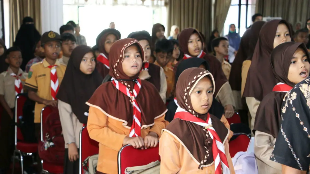 Anak-anak mengikuti kegiatan melukis bersama selama tiga hari di Balairung Rumah Dinas Wali Kota Pariaman, Kamis (20/8/2026).