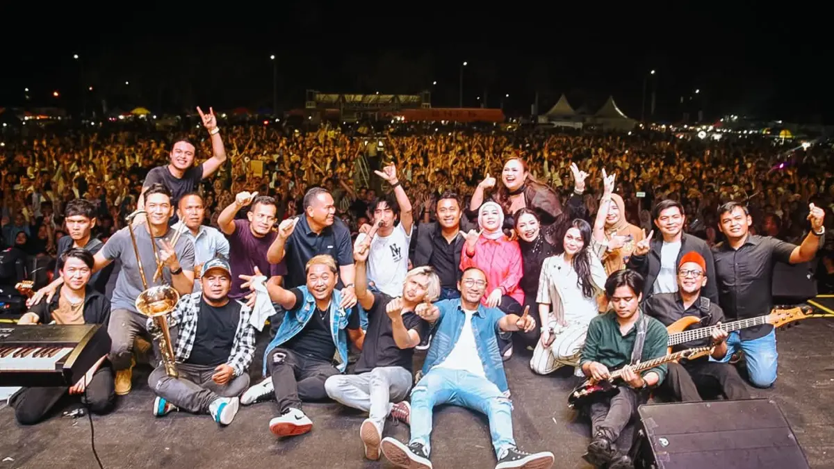 Charlie Van Houten and the Band tampil menghibur ribuan penonton yang memadati GOR Rawang, Kota Pariaman, dalam Konser Amal dan Pesta Rakyat Pariaman Sabiduak Sadayuang, Rabu malam (19/8/2026).