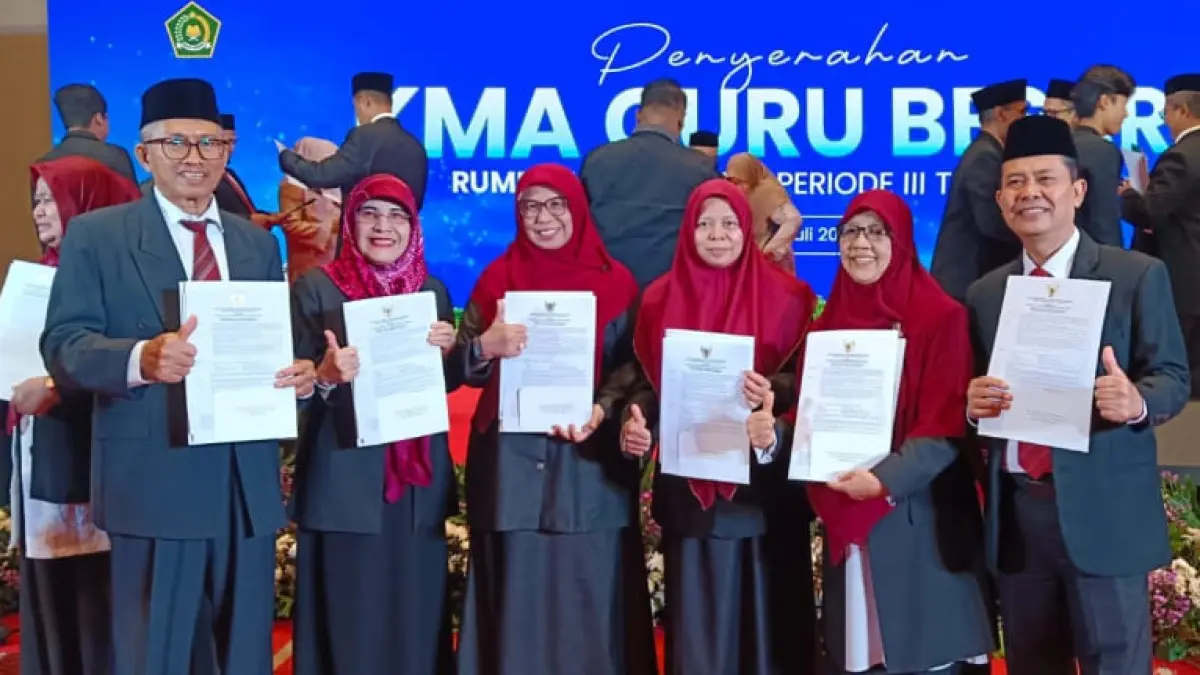 Enam akademisi UIN Imam Bonjol Padang menerima SK Guru Besar dalam penyerahan KMA Guru Besar Rumpun Agama di Jakarta. (Foto: Humas UIN)