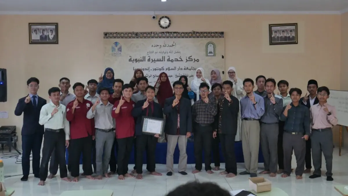 Guru Besar Fakultas Ushuluddin dan Studi Agama (FUSA), Novizal Wendry, mendapat rekognisi sebagai pemateri dalam kuliah tamu di Fakultas Ushuluddin, Universitas Darussalam Gontor. (Foto: Humas UIN)