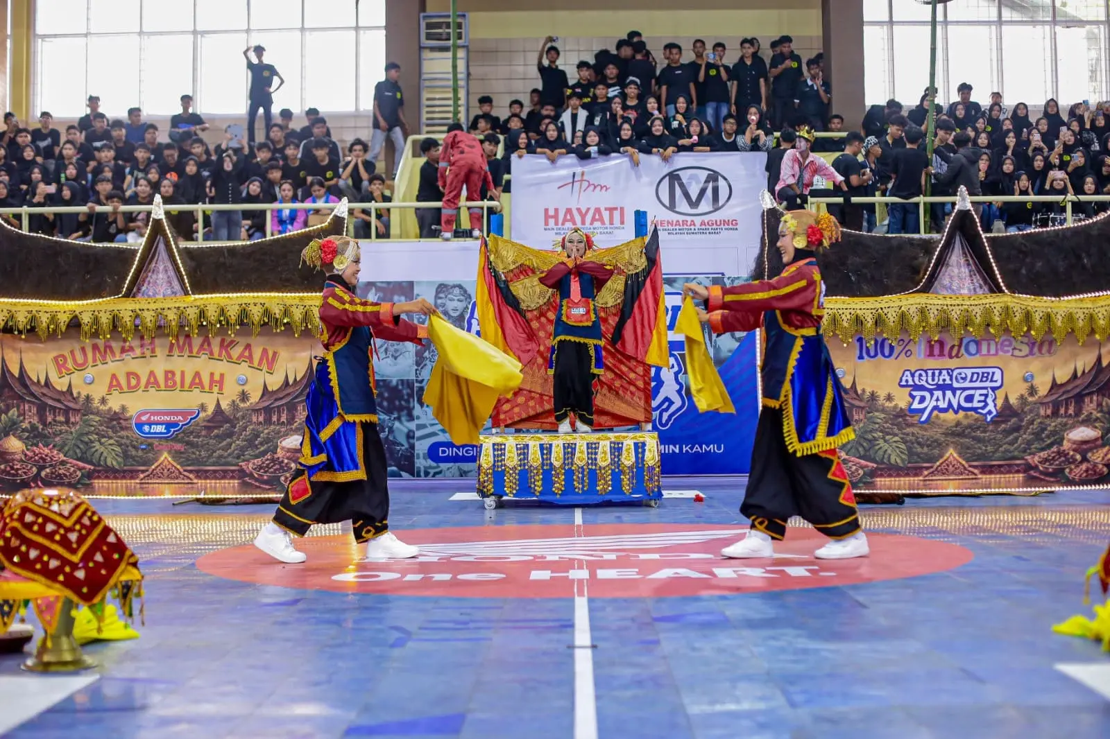 Keindahan Minangkabau menjadi sumber inspirasi tim dance SMA Adabiah 1 Padang. Lewat Wonderful of Minangkabau.