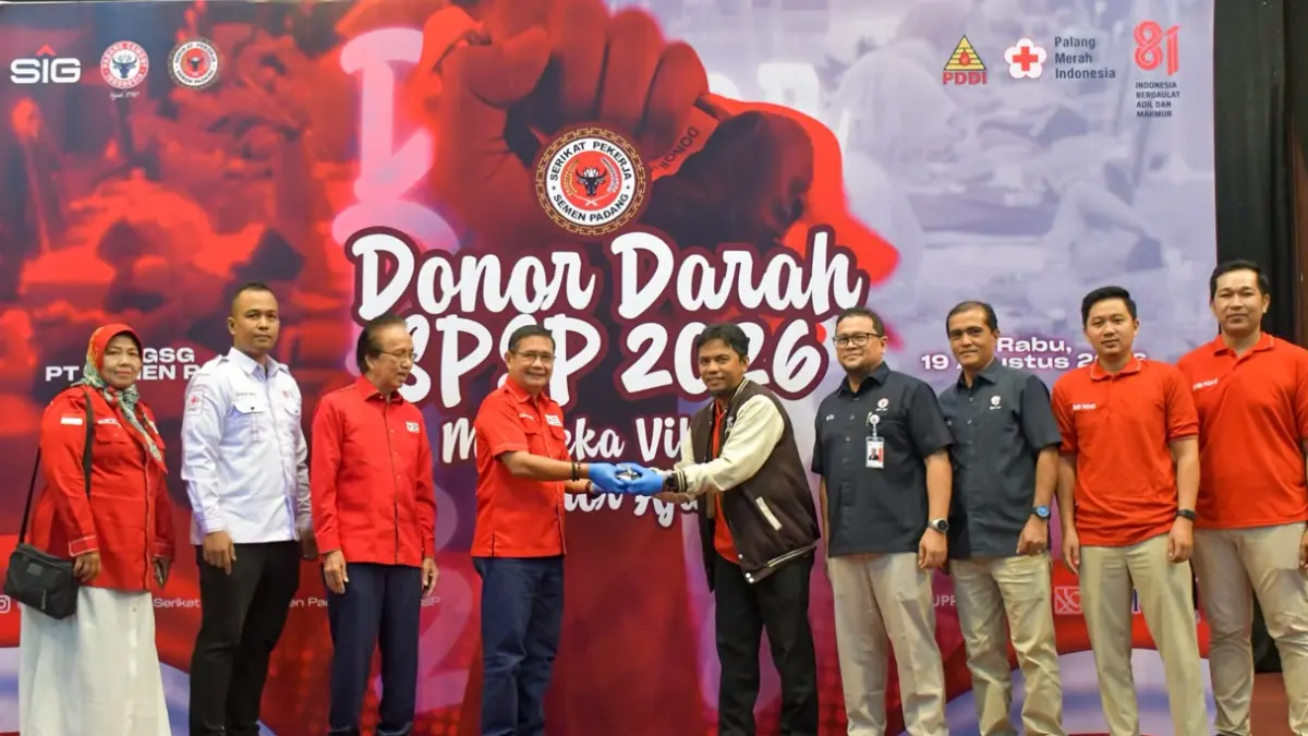 Ketua Umum Serikat Pekerja Semen Padang (SPSP) Bobby Suharlah secara simbolis menyerahkan kantong darah kepada Ketua PMI Kota Padang Zulhardi Z. Latif dalam kegiatan donor darah di GSG PT Semen Padang, Rabu (19/8/2026).